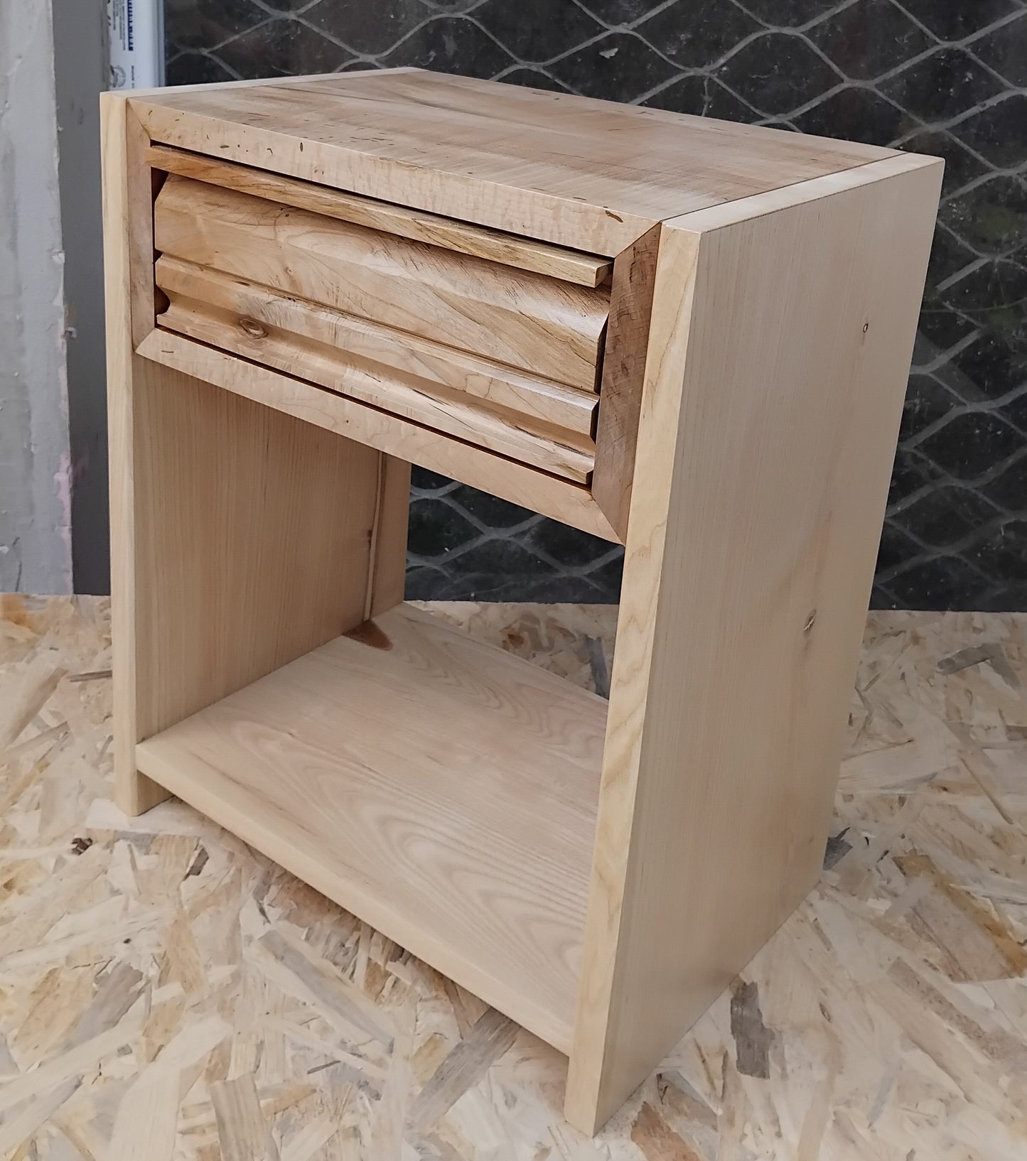 Нощно шкафче от масивна дървесина